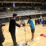 002優勝カップ返還　前年度優勝　豊似リトルチーターズ　主将　立花うみわさん