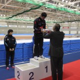 大会様子１日目 068男子500ｍ　優勝　西村誉士さん　プレゼンター （財）帯広市文化スポーツ振興財団 板谷孝一専務理事