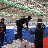 大会の様子２日目090男子1000ｍ優勝　開西病院　土井槙悟さん　プレゼンター 帯広市教育委員会 小笹勅雄生涯学習部長