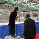 大会様子１日目 064女子500ｍ　優勝　㈱トランシス　小坂千秋さん　プレゼンター （財）帯広市文化スポーツ振興財団 板谷孝一専務理事