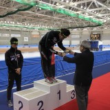 大会様子１日目 026男子1500ｍ　優勝　開西病院　土井慎悟さん　プレゼンター （財）帯広市文化スポーツ振興財団 徳岡肇スポーツ振興部長