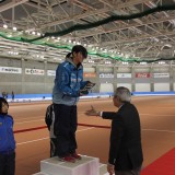 大会様子１日目 022 女子1500ｍ優勝　帯広スケート連盟　蓑田智子さん　プレゼンター （財）帯広市文化スポーツ振興財団 徳岡肇スポーツ振興部長