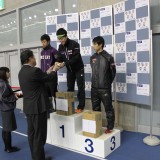 055男子1500M　第1位今野陽太選手　プレゼンター　（一財）北海道スケート連盟　細川副会長