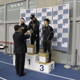 141男子1000M　第1位　中村駿佑選手　プレゼンター　（一財）北海道スケート連盟　細川副会長