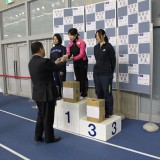 102女子3000M　第1位　藤村祥子選手　プレゼンター　（一財）北海道スケート連盟　細川副会長