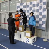 137女子1000M　第1位　松田有幾選手　プレゼンター　（一財）北海道スケート連盟　細川副会長