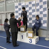 036女子1500M　第1位　松田有幾選手　プレゼンター　(一財）北海道スケート連盟　細川副会長