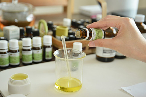 アロマ講座～アロマハンドクリームとアロマスプレー作り